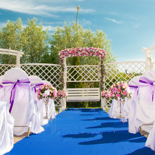 Moquette filmée Stand Event Bleu électrique utilisée en allée de cérémonie extérieure
