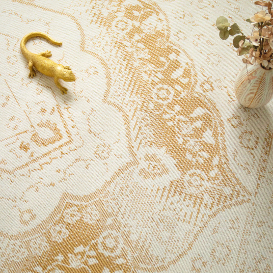 Surface texturée en relief du tapis Soraya crème et doré avec motifs perceptibles au toucher
