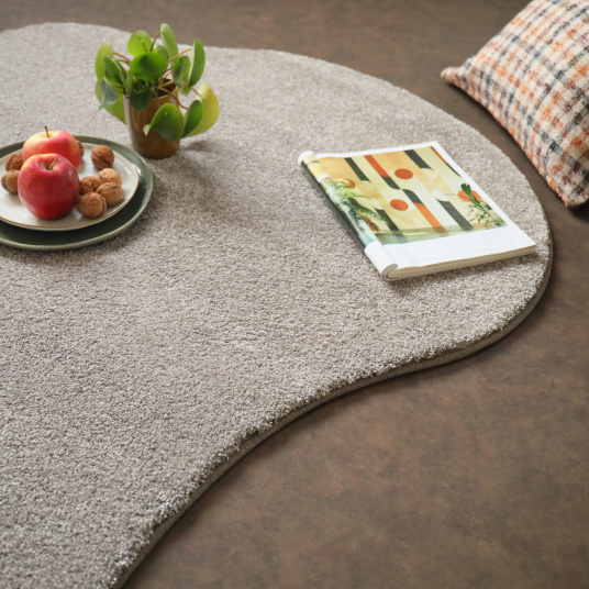 Tapis contemporain de forme organique - Influence - Grège clair - salon