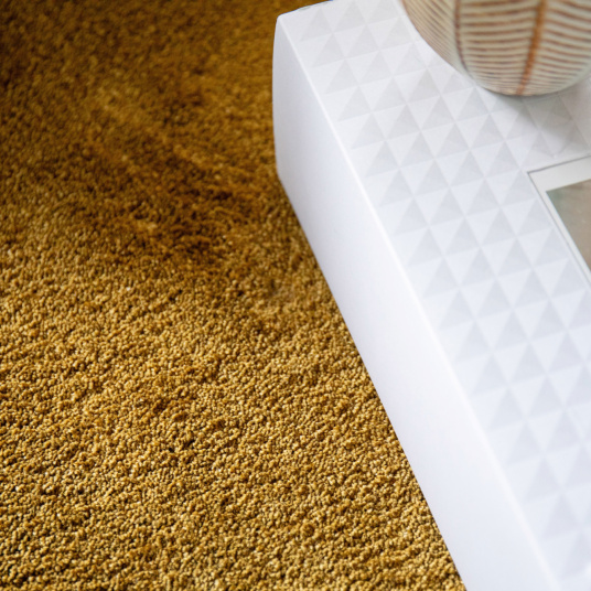 Moquette Pulse ocre antique avec table basse blanche et objets décoratifs