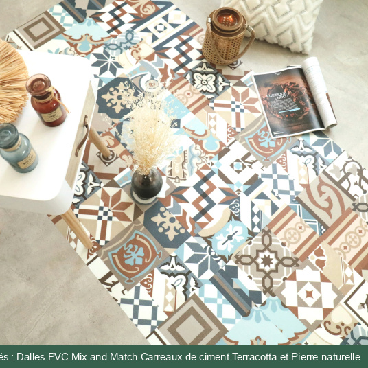 Composition déco au sol avec dalles PVC Mix and Match - Pierre naturelle et motif terracotta