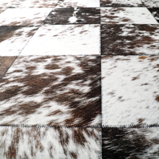 Tapis toucher soft - Imprimé peau de vache - Patchwork marron - gros plan