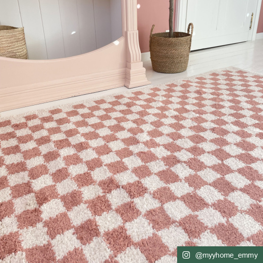Zoom sur le tapis Colorama à damier rose vintage dans une chambre d’enfant