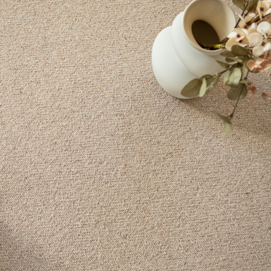 Moquette laine naturelle Mallow beige dans un intérieur élégant et chaleureux