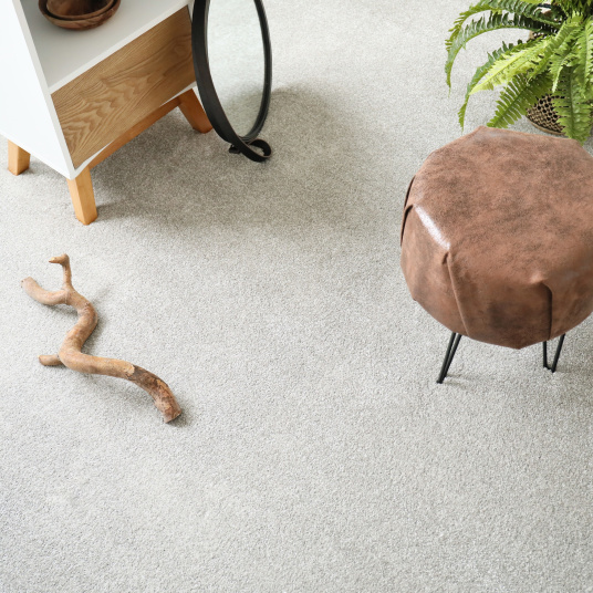 Moquette douce poils longs Touch Gris clair dans un salon aux accents bois et cuir