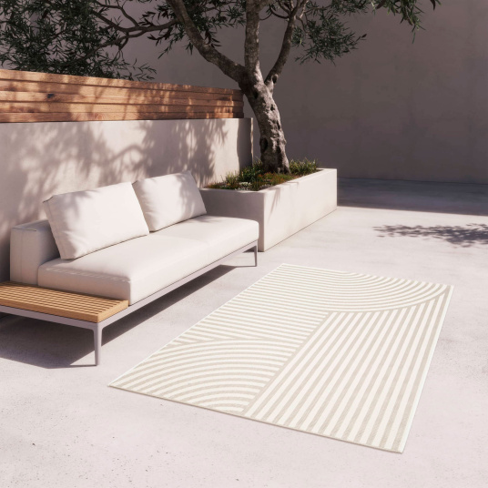 Tapis motif géométrique en matière recyclée Graphic Line beige sur terrasse moderne