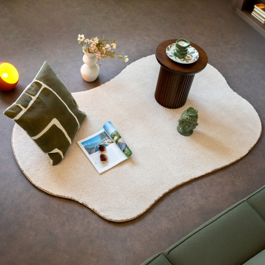 Tapis contemporain de forme organique - Select - Ecru, vu en situation avec coussin vert et objets déco