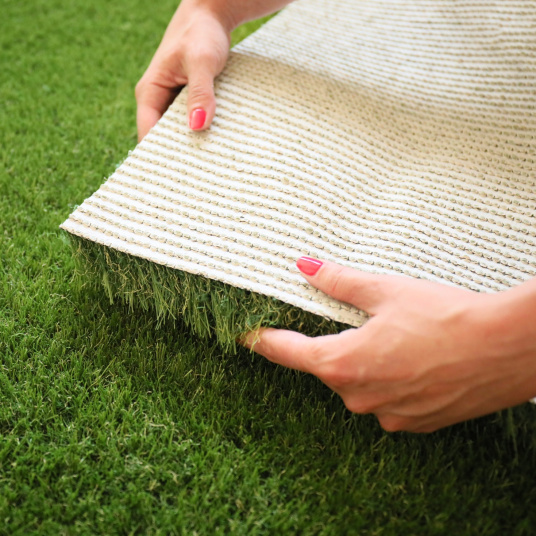 Présentation du verso sans latex blanc craie du gazon Liberté 100 % recyclable - 45mm