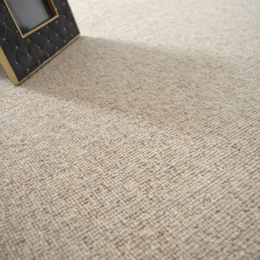 Finition bouclée du tapis Killoo grège en laine avec une ganse beige, rendu naturel