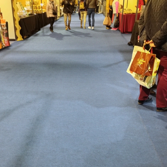 Moquette filmée Stand Event bleu gris, ambiance feutrée et décorative pour expo ou réception