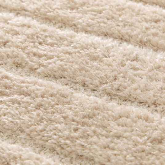 Gros détail du relief en velours moelleux du tapis Zig-Zag caramel design contemporain