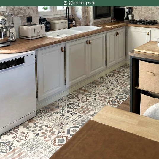 Tapis sur mesure Carreaux de ciment - Naturel associé à une cuisine contemporaine aux matériaux naturels et à l'esprit campagne chic