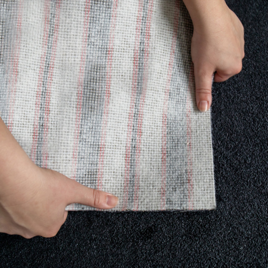 Moquette Pulse noir graphite, détail manipulation et vue de l'envers