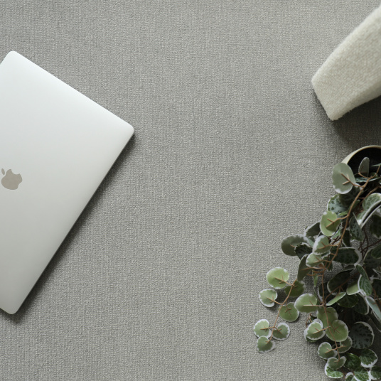 Tapis sur mesure Sylon Gris acier haute résistance avec ordinateur portable dans une ambiance intérieure élégante