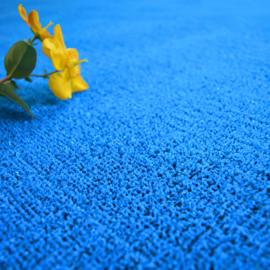 Zoom matière sur le gazon synthétique bleu 7mm - densité et finition