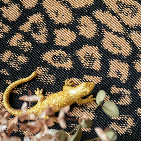 Tapis léopard noir et doré avec imprimé animal et ambiance déco naturelle