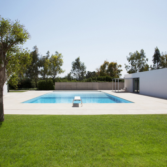 Gazon synthétique Spécial Piscine - 30mm idéal pour les abords zones humides