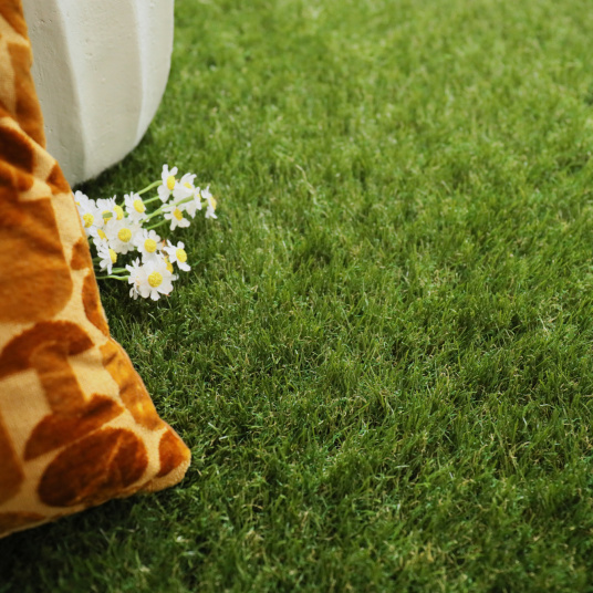 Fleurs naturelles et coussin déco sur Gazon synthétique Home 40 mm, rendu dense et végétal