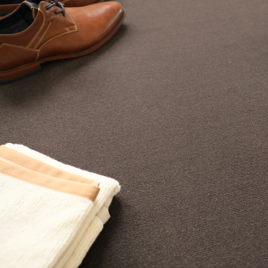 Tapis personnalisé marron tonka Sylon dans une mise en scène intérieure