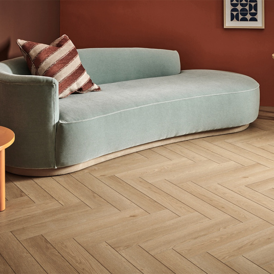 Parquet vinyle rigide Ultime - Pose clipsable bâton rompu - Chêne sable naturel - salon