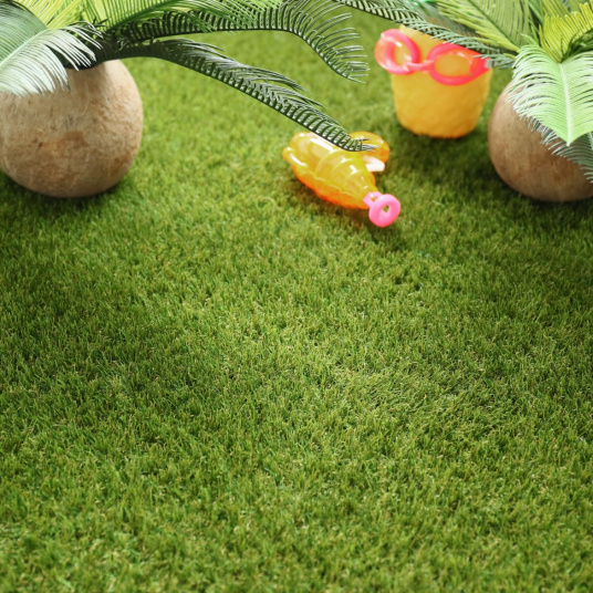 Texture douce du gazon synthétique Spécial Piscine - 30mm avec accessoires d'été