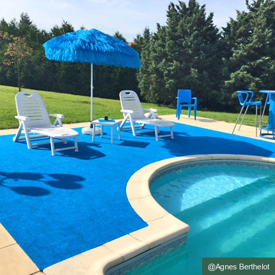 Moquette gazon artificiel Blue Lagoon 7mm pour ambiance plage autour de la piscine