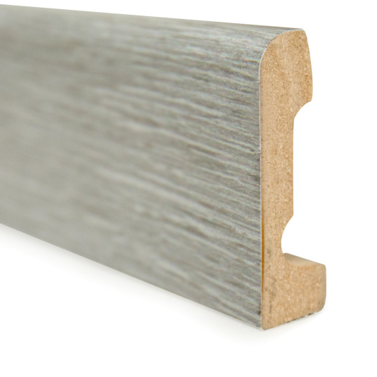 Plinthe pour parquet KronoSwiss Modèle C en vue perspective, décor gris effet bois