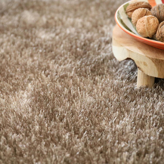 Tapis shaggy marron Éclat FusionBac sur mesure en velours épais offrant un confort moelleux sous les pieds