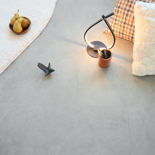 Dalle vinyle rigide Ultime - Pose clipsable - Béton gris clair - salon