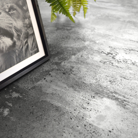 Mise en scène déco sur dalle clipsable Performance - Béton gris argenté, texture réaliste