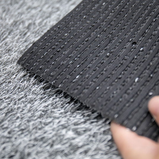 Main tenant l’envers structuré du gazon Expo 22 mm gris argent certifié GRS