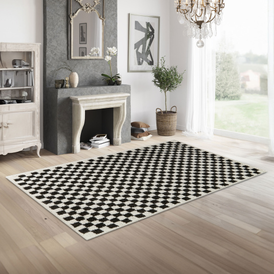 Ambiance chic avec le tapis damier Colorama noir et blanc dans le salon