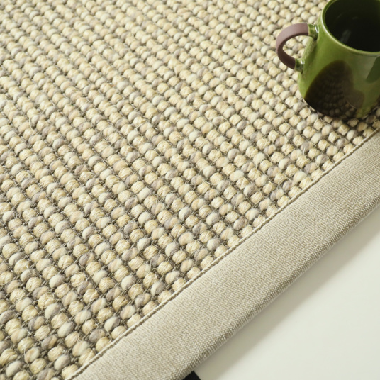 Tapis Laine et sisal Caloundra grosses boucles crème ganse chenille grège - gros plan
