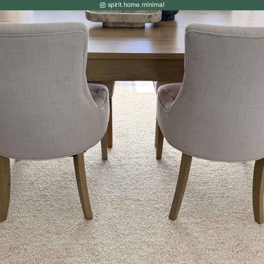 Tapis de salon ou chambre - Bouclette - Crème fouettée installé sous une table avec fauteuils tapissés gris clair