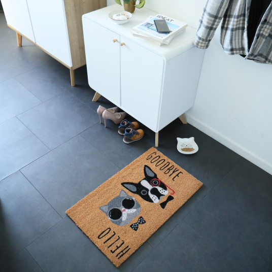 Paillasson coco 45 x 75 cm Chat et Chien posé dans une entrée, fibres naturelles de coco 15 mm, dossier PVC, usage intérieur ou extérieur sous abri
