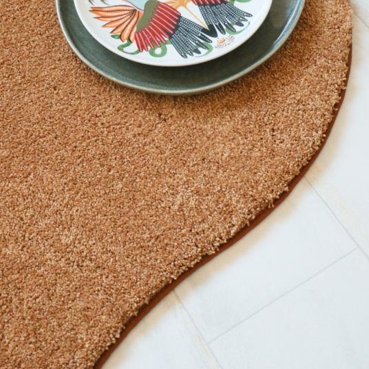 Tapis en matière recyclée de forme organique Re-life rouille terracotta - gros plan