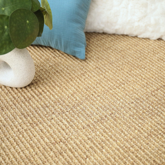 Ambiance zen sur tapis sisal grosses boucles Cuba orge avec coussins colorés