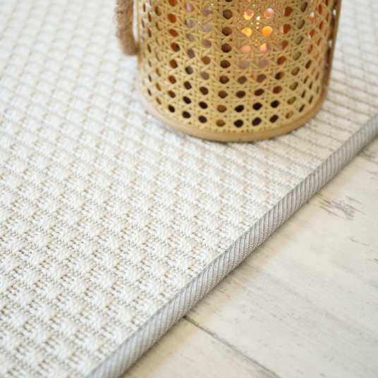 Tapis tissé plat blanc finition synthétique grise - tranche