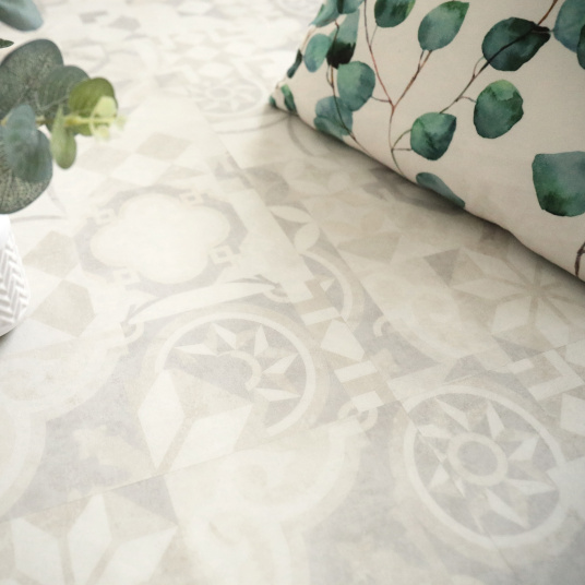 Gros plan sur le motif doux et graphique des dalles PVC clipsables Mix and Match - Carreaux de ciment beige clair