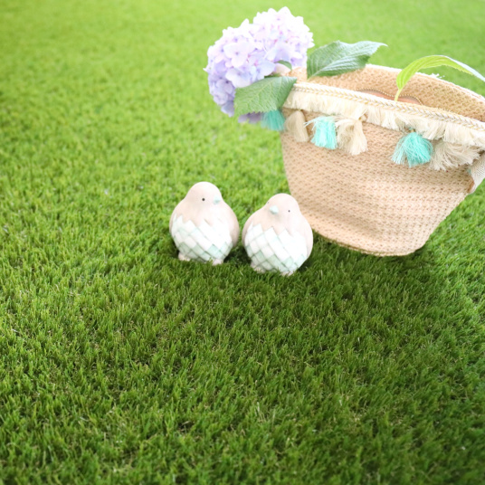 Décoration naturelle sur gazon synthétique Villandry - 25mm, facile à entretenir