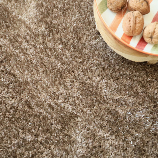 Tapis Éclat Shaggy marron clair, jeu de fibres fines et épaisses pour un rendu lumineux