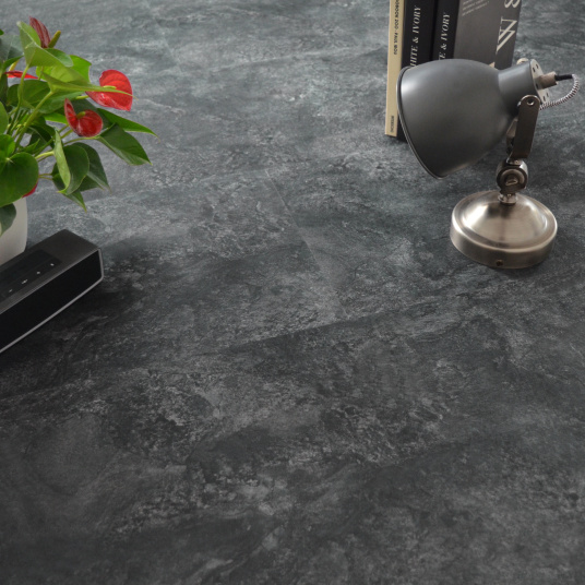 Sol vinyle rigide Performance clic 5G - Ardoise naturelle avec éléments déco et lampe