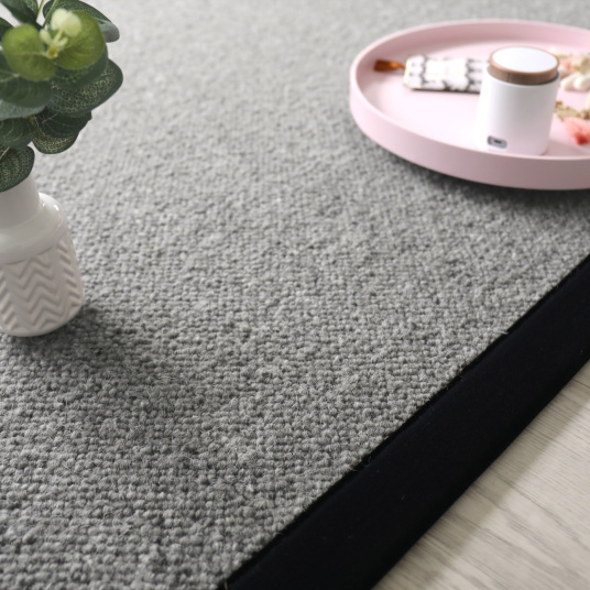Tapis pure laine Latoon gris foncé - Ganse coton noir - Tranche