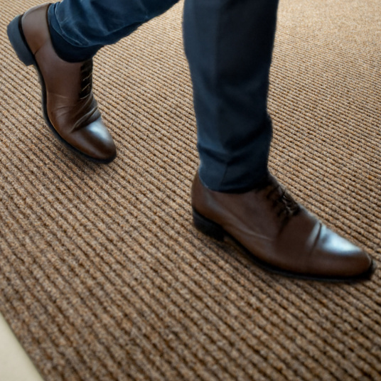 Tapis de propreté beige, aspect côtelé et ton naturel