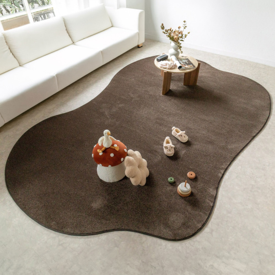 Tapis en matière recyclée de forme organique - Re-cycle - Chocolat