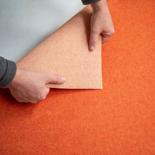 Détail de l’angle arrondi de la moquette Stand Event Orange citrouille pour salons professionnels