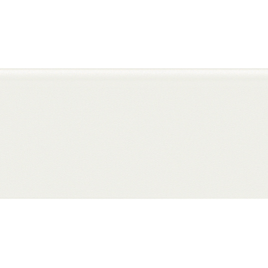 Plinthe blanche Modèle T offrant une finition douce et épurée pour accompagner un sol stratifié