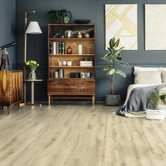 Lames vinyle Gerflor Creation 40 rigid acoustic Cedar Pure dans une chambre au style naturel et contemporain
