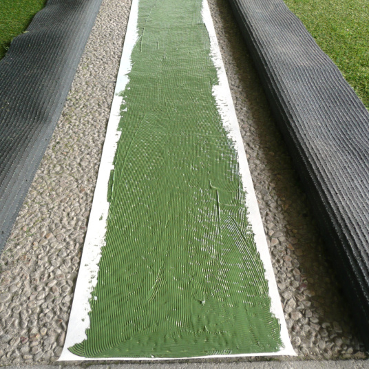 Bande de jonction entièrement recouverte de colle verte pour gazon synthétique