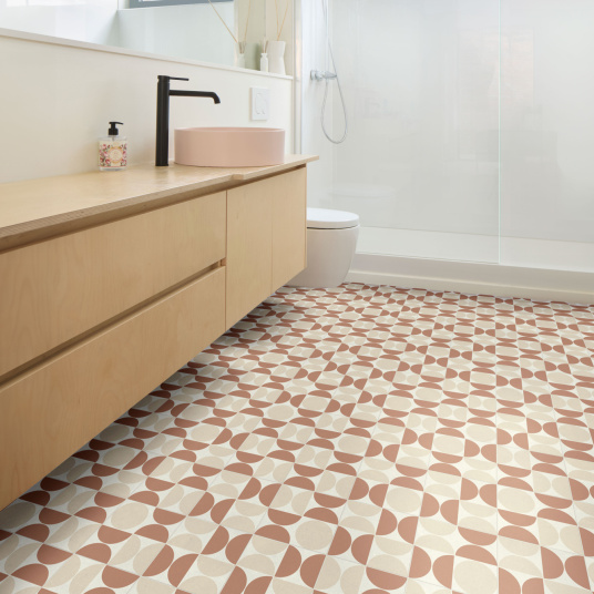 Ambiance douce et design avec le sol vinyle Mood Terracotta dans une salle de bain épurée